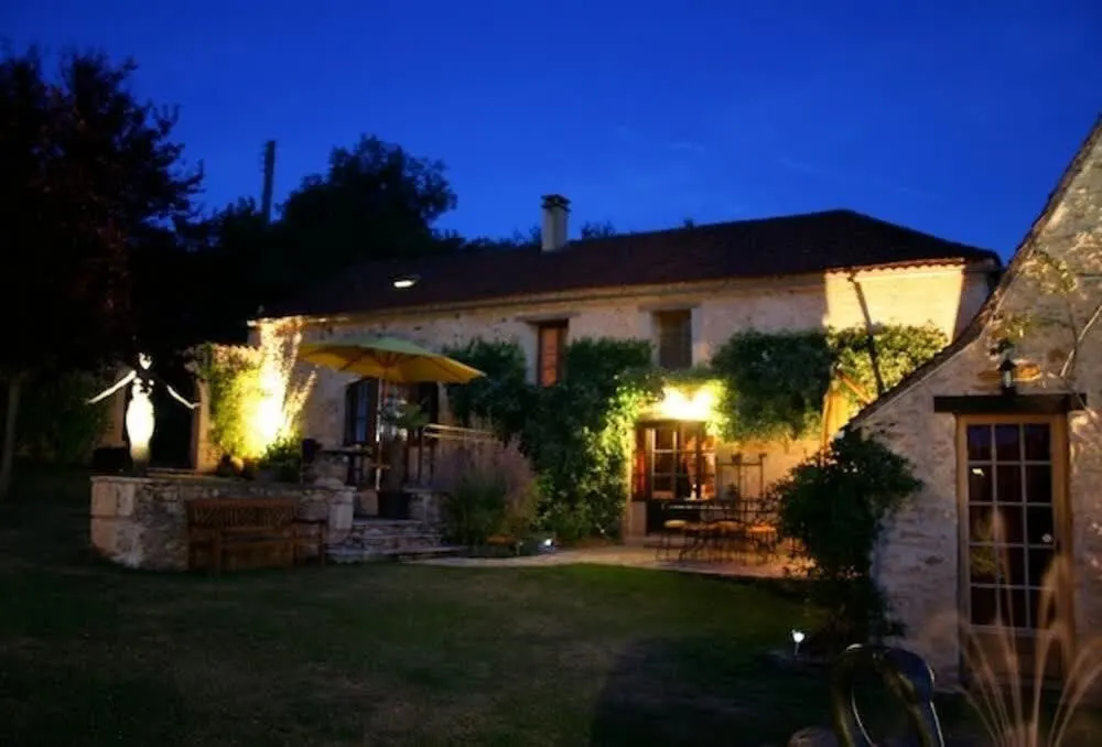 La bâtisse à la tombée de la nuit