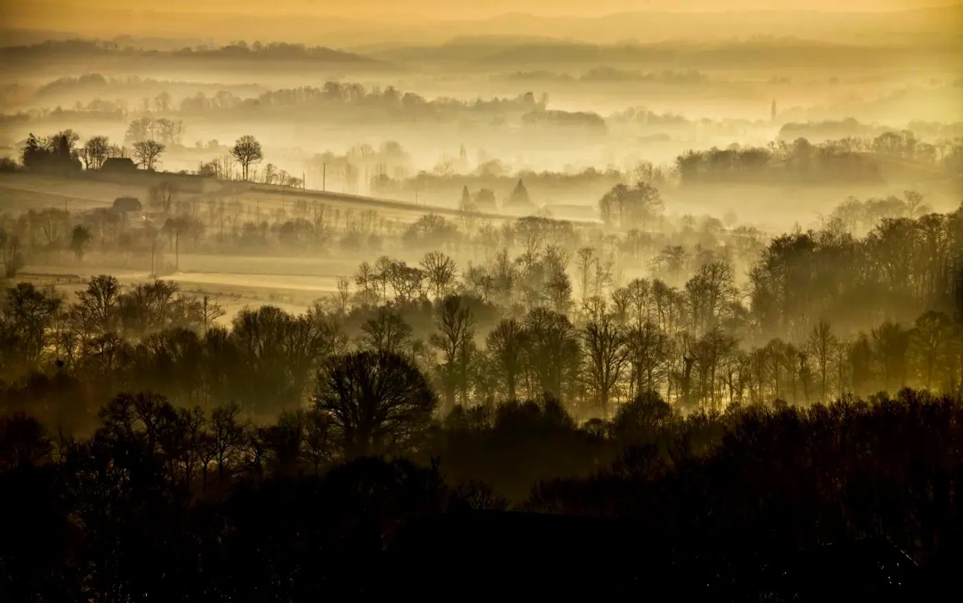 Vallée dans la brume du matin (photo d'illustration)