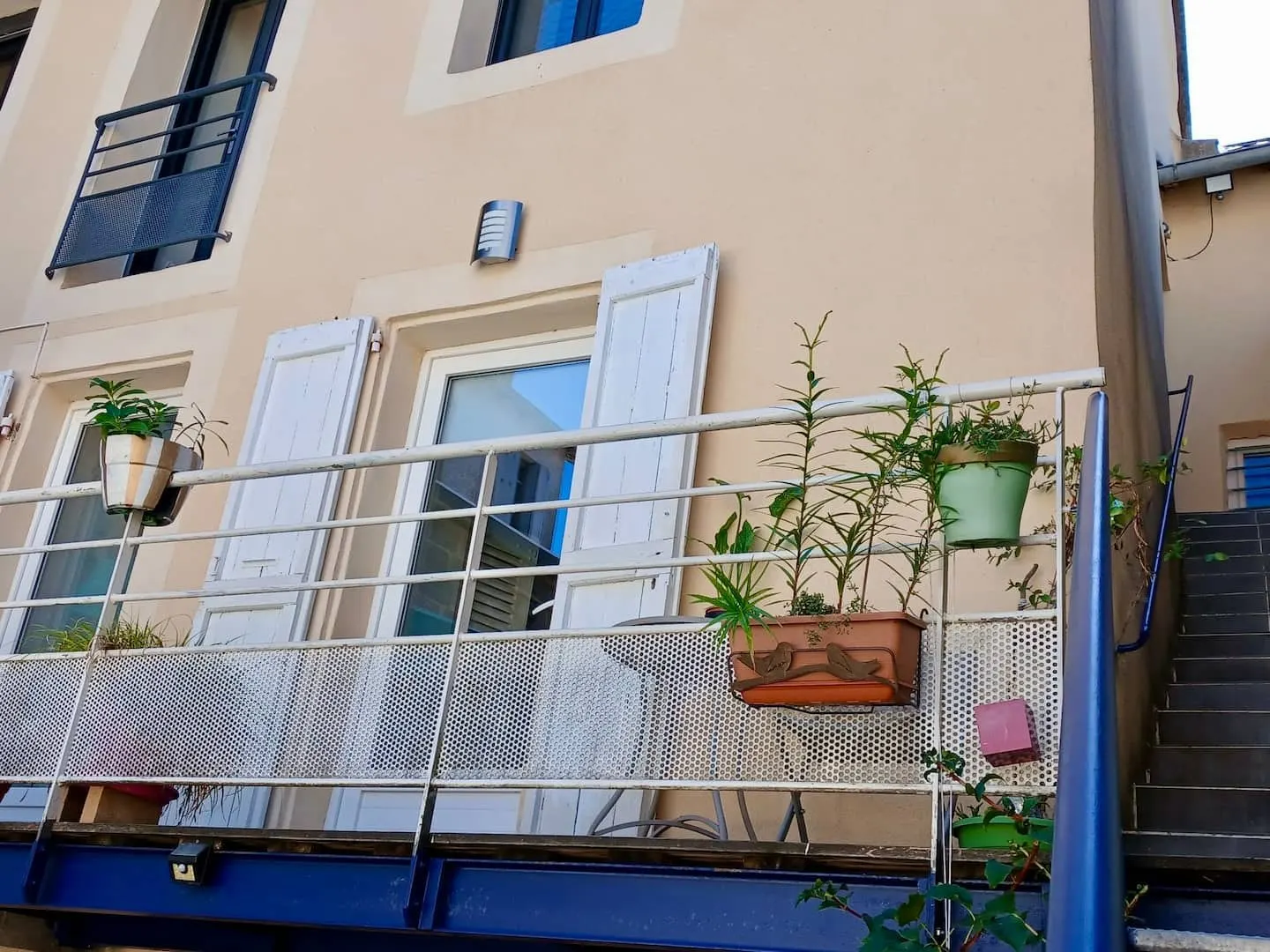 La façade et la terrasse