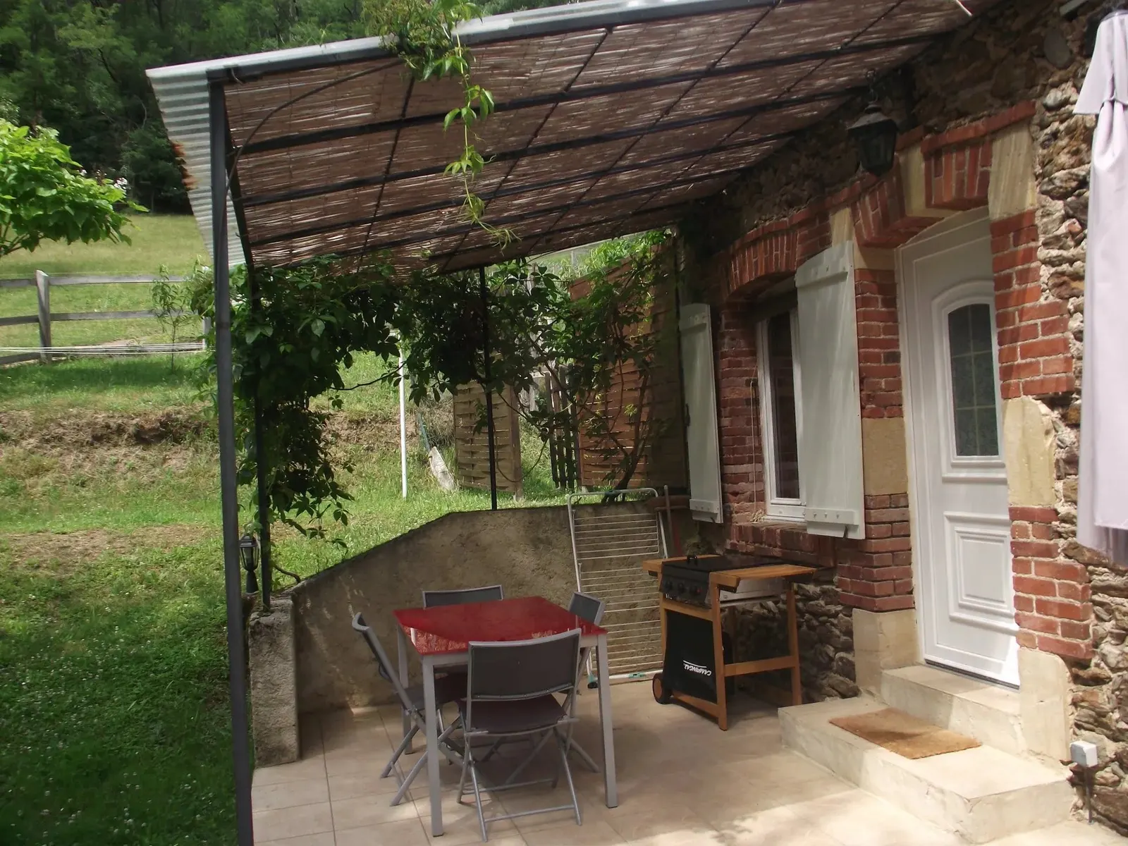 La terrasse sous la pergola